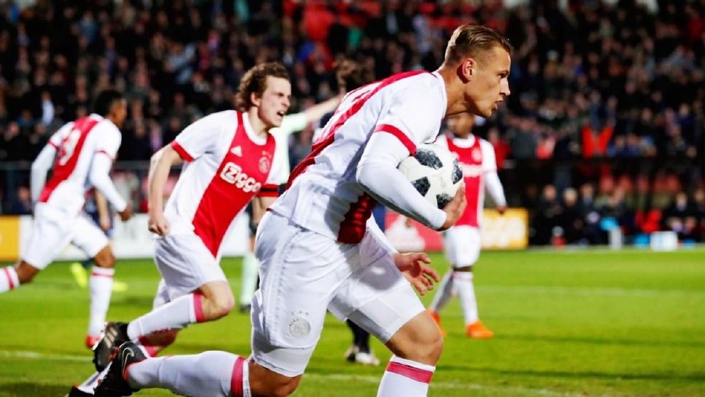 阿贾克斯：欧冠赛场的逆袭曙光与复兴之路